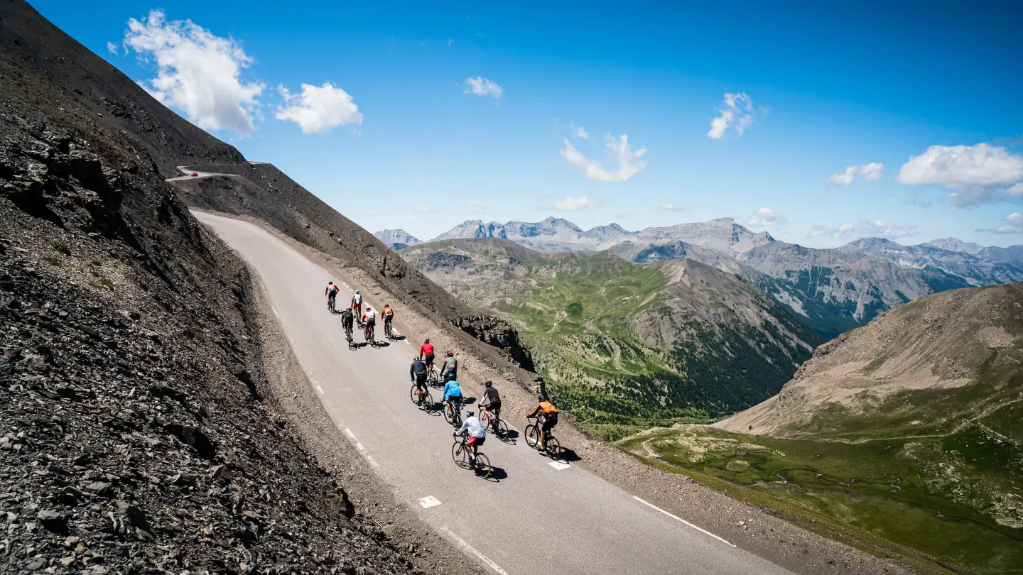 Cyclistes en ascension près du col de la Bonette dans la vallée de l'Ubaye