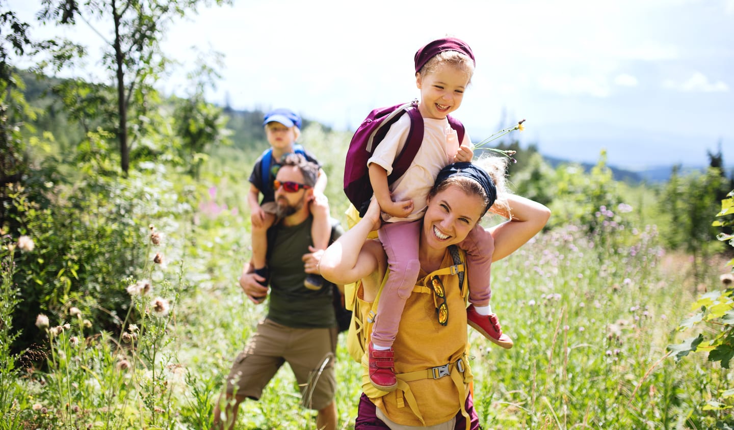 Famille en randonnée en montagne